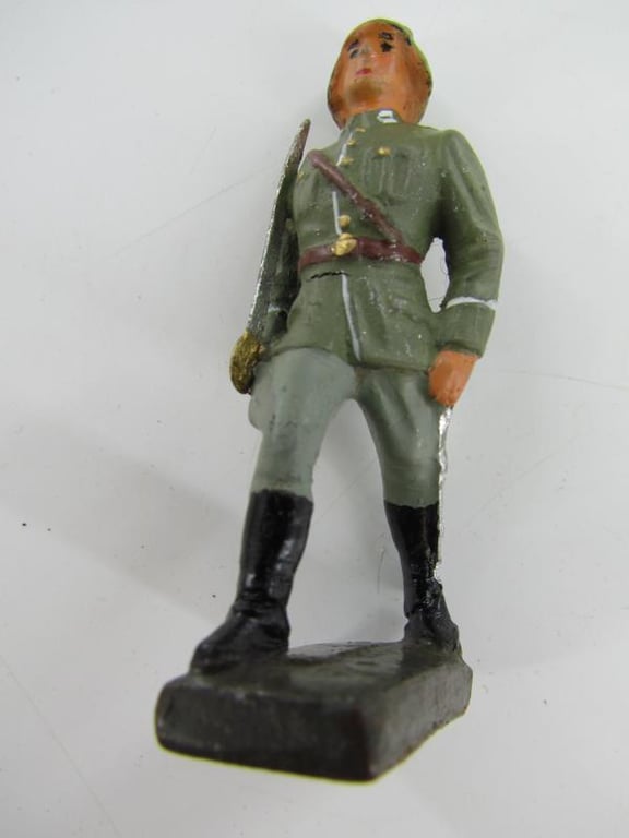 Grouping of 13 x WW2 Era German Toy Soldiers