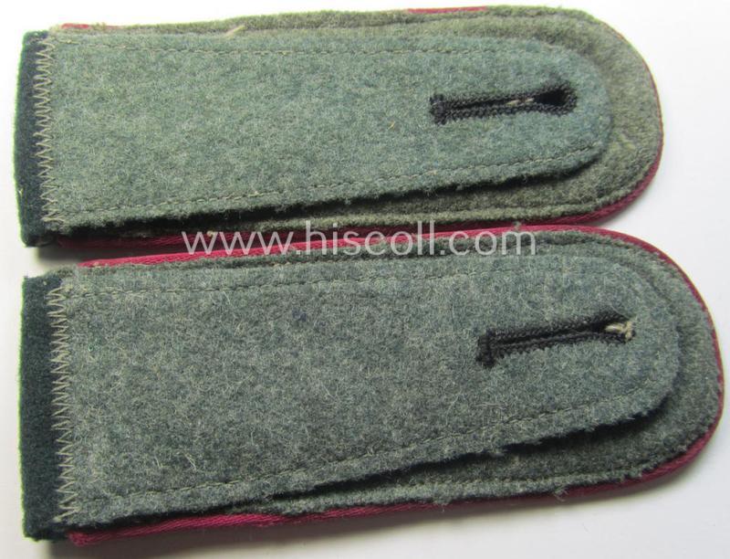 Pair of early- (ie. mid-) war-period so-called: 'M40'-pattern, WH (Heeres) EM-type shoulderstraps as piped in the 'bordeaux'-coloured branchcolour as intended for a: 'Soldat eines (Nebel)Werfer-Rgts. o. Abtlgs.'