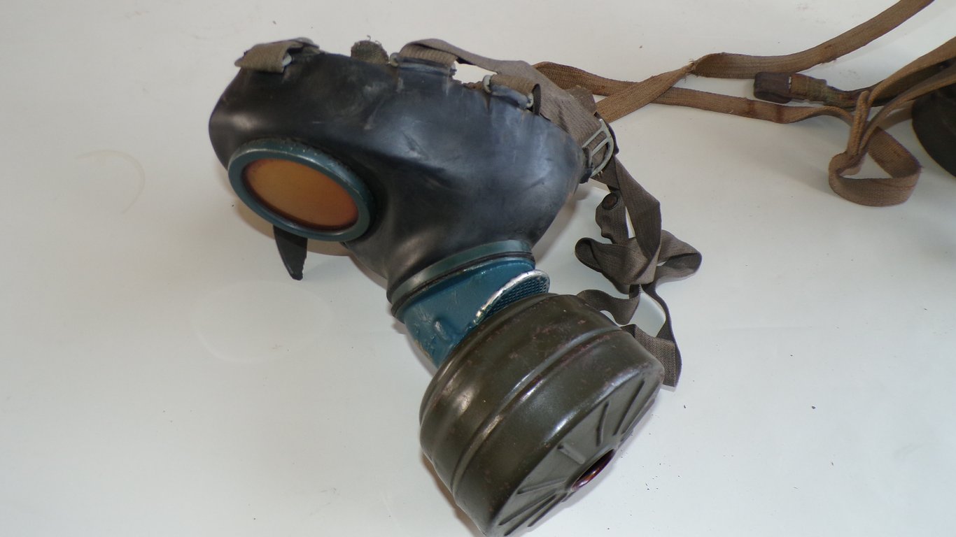 WWII German M38 Gas Mask Set Matching Numbers