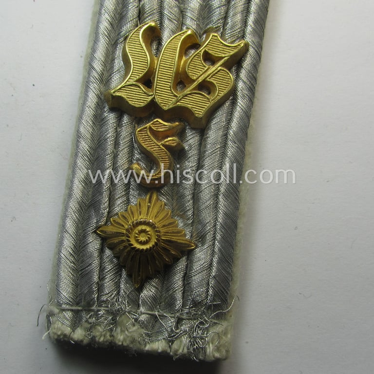Single - albeit nevertheless rarely seen! - WH (Heeres) officers'-type and neaty 'cyphered' shoulderboard as was intended for usage by an: 'Oberleutnant der Inf.-Truppen u. Mitglied der Heeres-Unteroffiziers-Schule Freiberg o. Frankenstein'