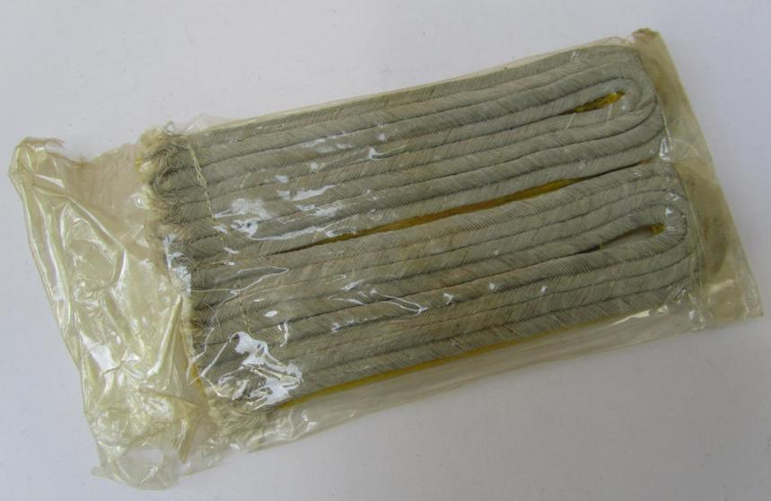 Very nice - and/or fully matching! - pair of WH (Heeres) officers'-type shoulder- boards, as intended for a: 'Leutnant der Nachrichten-Tpn.', that comes still packed in its 'Cellophan'-based wrapping-paper - very nice (ie. mint-/unissued-) condition!