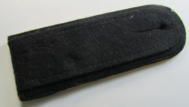 Attractive - albeit regrettably single - Waffen-SS neatly 'cyphered' (ie. 'private-purchased' ie. tailor-made-pattern!) NCO-type shoulderstrap as was intended for usage by a: 'SS-Hauptscharführer eines Kavallerie- o. Aufklärungs-Abts.'