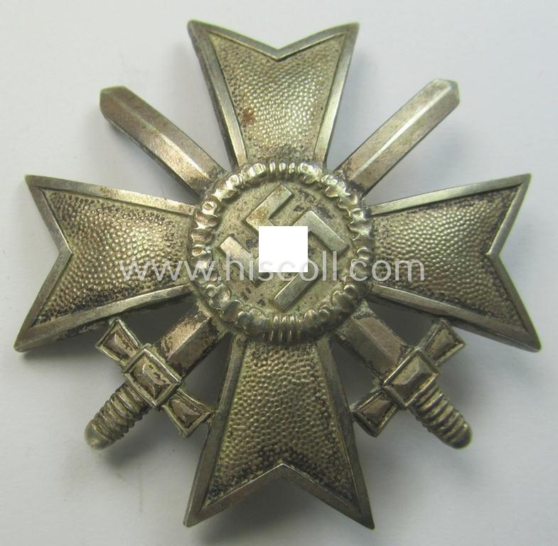 Truly vaulted, 'Kriegsverdienstkreuz 1. Klasse mit Schwertern' as executed in typical, silverish-coloured metal (ie. 'Buntmetall') being a clearly maker- (ie. '1'-) marked specimen by the desirable maker: 'Deschler & Sohn'