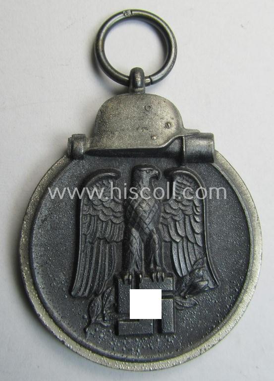 Attractive medal-set: 'Winterschlacht im Osten 1941-42' being a maker- (ie. '6.'-) marked- (and/or 'Feinzink'-based) specimen by the maker: 'Fritz Zimmermann' and that comes together with its (minimally confectioned) ribbon (ie. 'Bandabschni...