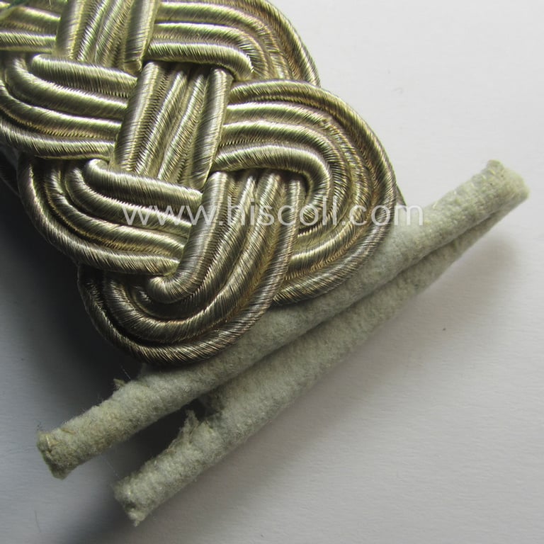 Fully matching WH (Kriegsmarine) officers'-type shoulderboard-pair (that comes mounted onto its unsually seen: 'Auf der Steg'-mounting!) as was intended for an officer holding the rank of a: 'Korvettenkapitän'