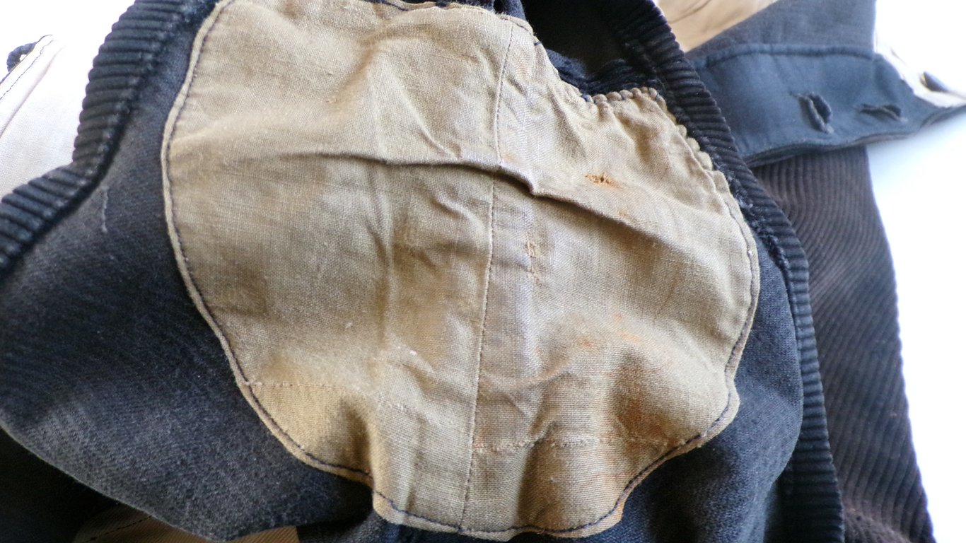 HJ/DJ Black Corduroy Shorts - Size 46