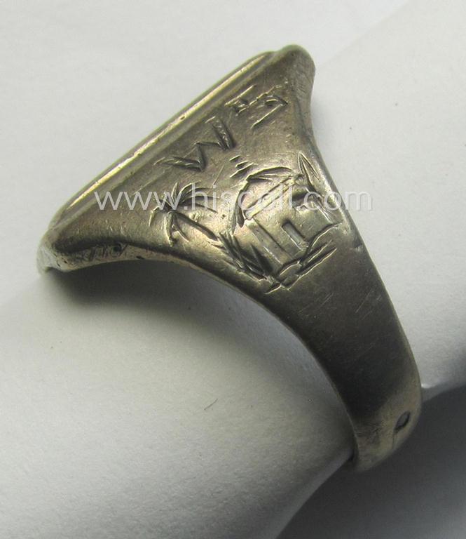 WH (LW-/Heeres- ie. 'Deutsches Afrikakorps'-) related, metal-based (ie. silver-coloured- and/or I deem genuine silver-based) so-called: 'souvenir'-ring depicting an engraved palmtree and desert scenery and showing the text: 'Tunis'