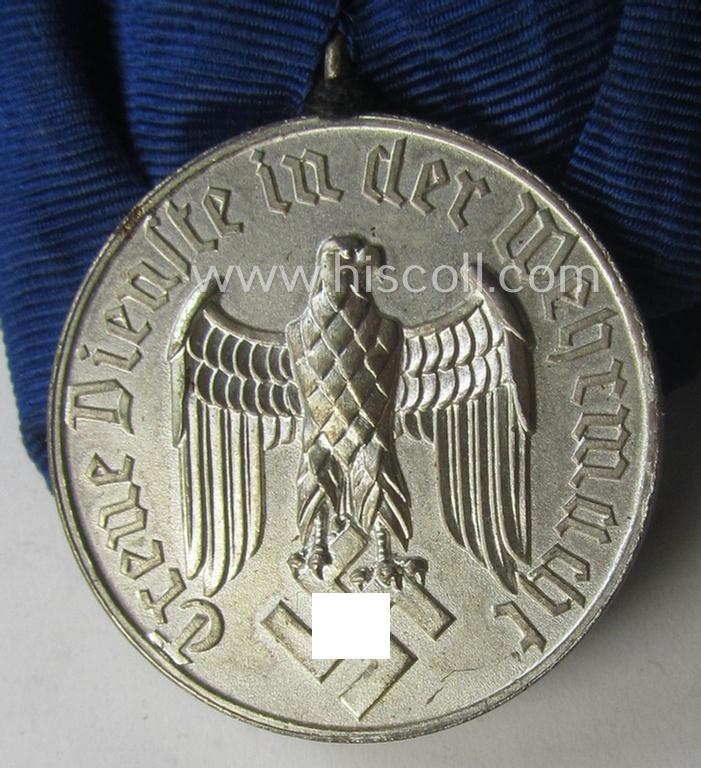 Superb, bright silver-toned WH (Heeres- o. KM) so-called: 'Einzelspange' showing a: 'WH-Dienstauszeichnung 4. Stufe' (as was intended for 4 years of loyal-service) and that shows a detailed, 'Heeres'-type-eagle-device, period-attached