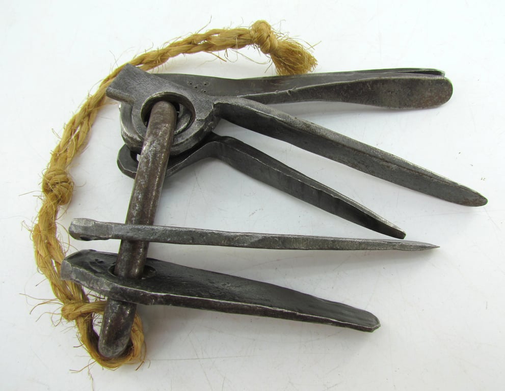 Wehrmacht Gebirgsjäger Climbing Carabiner with Six Assorted Pitons