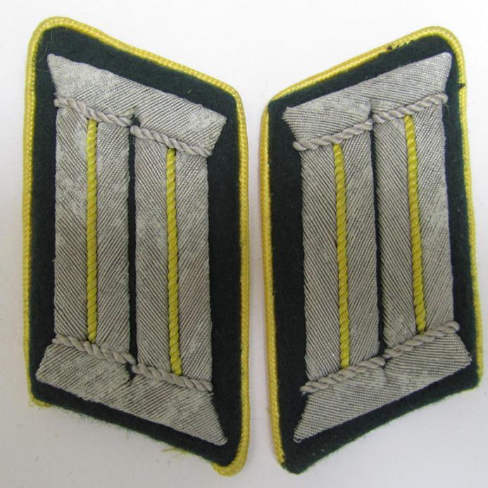 Four-pieced insignia-grouping comprising of a (matching) pair of 'cyphered'-, officers-type shoulderboards and dito collar-tabs as intended for a WH (Heeres) 'Heeresfeldpostinspektor' (being of a rank comparable with an: 'Oberleutnant'-rank)