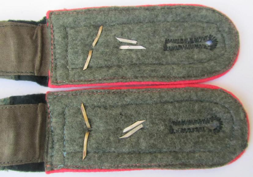 Superb - and fully matching! - pair of WH (Heeres), early-war period-, ie. 'M36'-pattern-, 'cyphered'-, NCO-type shoulderstraps, as was intended for a: 'Feldwebel eines Panzer- o. Panzerjäger-Schützen-Regiments'