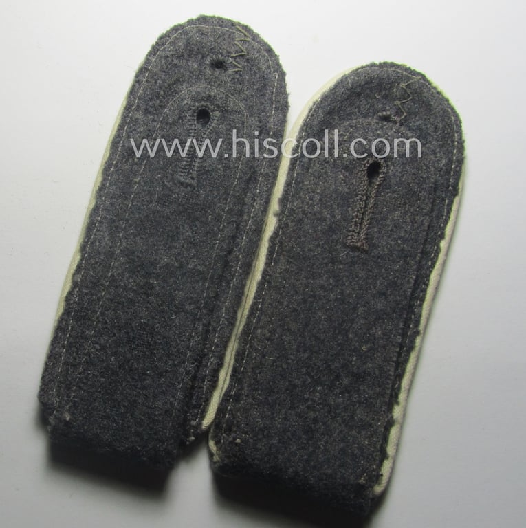 Pair of WH (Luftwaffe) white-piped, so-called: 'Hermann Göring'-division, EM-type shoulderstraps: 'Soldat u. Mitglied der Hermann Göring Division'