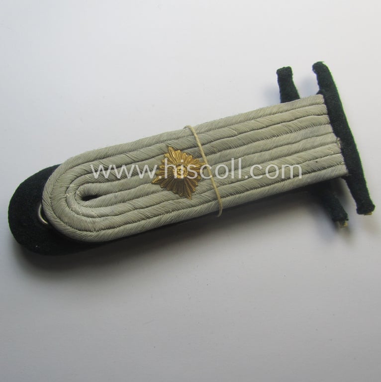 Fully matching WH (Kriegsmarine ie. 'Küstenartillerie') officers'-type shoulderboard-pair (that comes mounted onto its unsually seen: 'Auf der Steg'-mounting): 'Oberleutnant eines Küstenartillerie-Abtgs.'