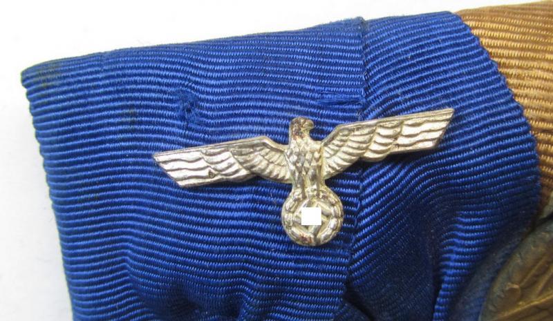 Attractive, 2-pieced WH (Heeres o. KM) medal-bar (ie. 'Orden- o. Doppelspange') showing resp. a: 'WH DA für 4 Jahre t.D.' and a: 'Deutsches Schutzwall Ehrenzeichen' (aka: 'Westwall'-medal)