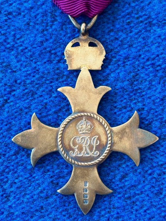 AUTHENTIC BRITISH WWI 1917 CASED OBE STERLING SILVER SET MEDAL WITH MINIATURE.