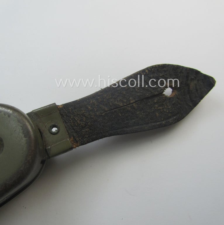 Superb - and in this official 'Wehrmacht'-issue-pattern rarely encountered! - example of a Dutch-produced, WWII-period, 'Philips - Type 7424-93' hand-operated flash-light, (aka: 'Knijpkat') clearly stamped: 'Wehrmachteigentum'