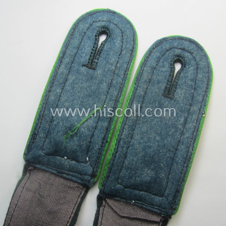 Pair of early- (ie. mid-) war-period so-called: 'M40'-pattern, WH (Heeres) NCO-type shoulderstraps as piped in the 'hellgrüner'-coloured branchcolour as intended for a: 'Feldwebel eines Panzer-Grenadier-Rgts. o. Abtlgs.'