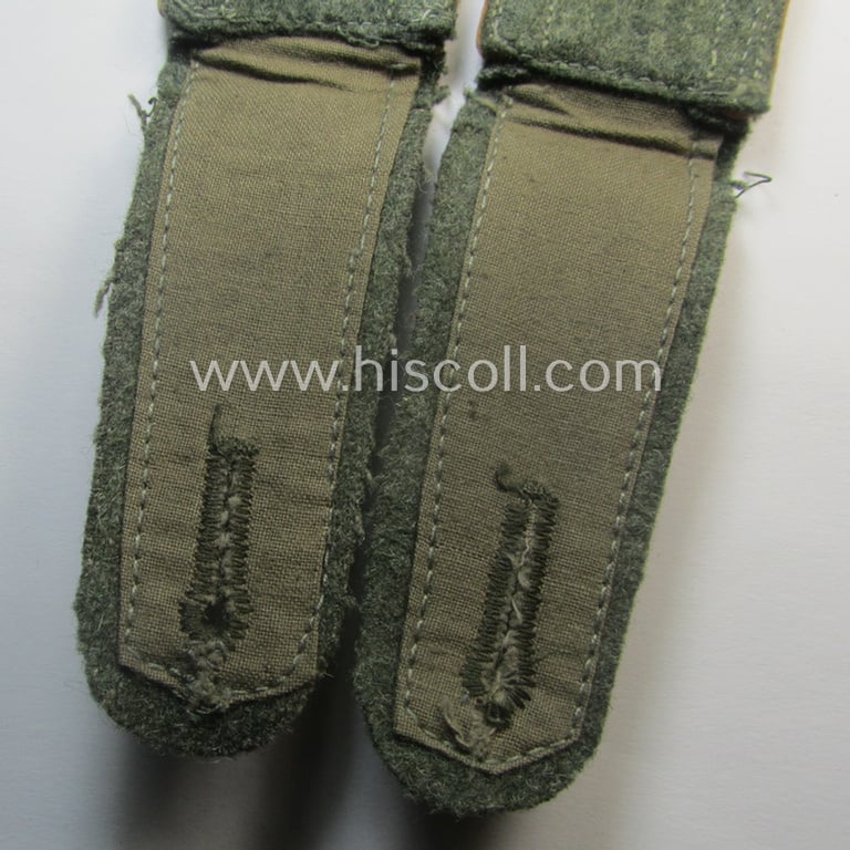 Superb, pair of WH (Heeres) NCO-type shoulderstraps: 'Uffz. der Kradschützenbtle. der Pz.Div. u. Inf.Div. (mot)'