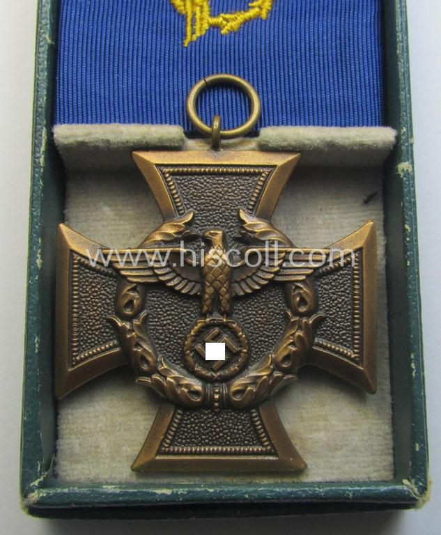'Zollgrenzschütz-Ehrenzeichen' (or: customs loyal-service medal) that comes together with its full-length ribbon (ie. 'Bandabschnitt') and that comes stored in its repaired etui