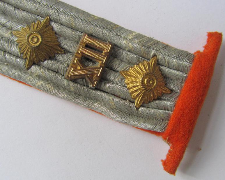 Neat - albeit single but nevertheless scarcely encountered! - WH (Heeres) officers'-type, 'cyphered' shoulderboard, as was intended for a: 'Hauptmann der Feldzeug-Truppen u. Mitglied des Wehrkreis-Kommandos XII'