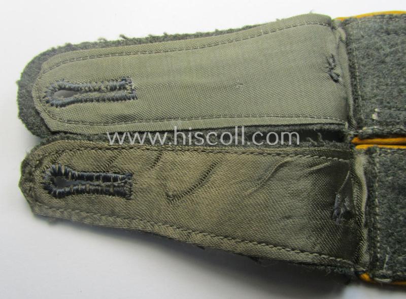 Pair of WH (Heeres), 'M40 o. M43'-pattern NCO-type shoulderstraps: 'Uffz. eines Kav. o. Aufklärungs-Rgts.'