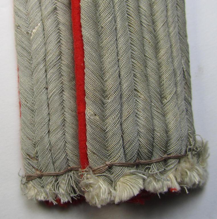 Neat - and fully matching! - pair of WH (Heeres) officers'-type shoulderboards as piped in the bright-red- (ie. 'hochroter'-) coloured branchcolour as was intended for a: 'Leutnant eines  (Sturm)Artillerie-Regiments'