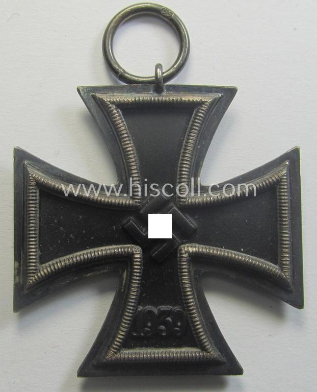 'Eisernes Kreuz 2. Kl.' being a maker- (ie. '55'-) marked example that comes stored in its period 'Zellstoff'-based pouch by the: 'J.E. Hammer & Söhne'-company as was based in the town of Geringswalde