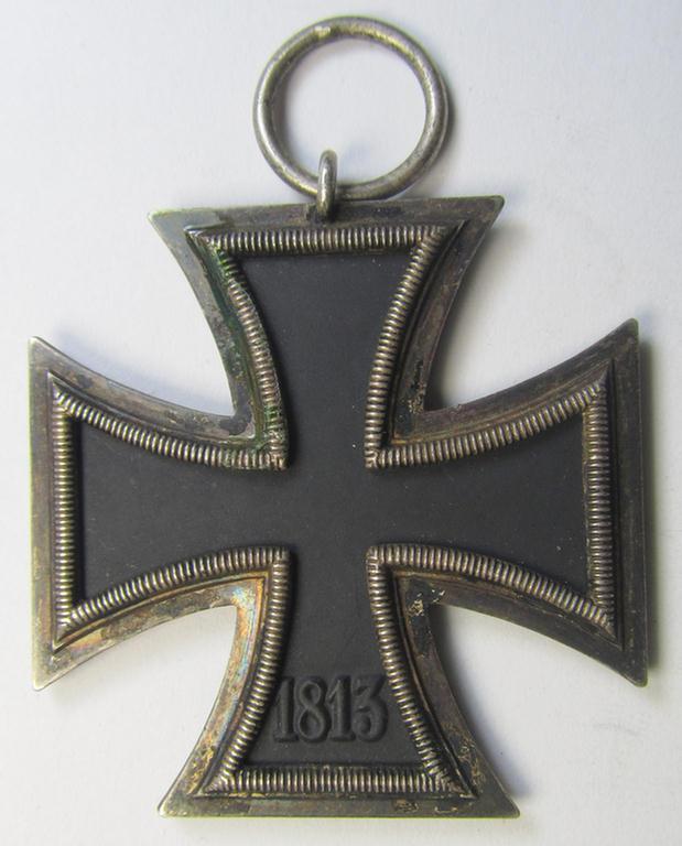 'Eisernes Kreuz II. Klasse' being a non-maker-marked example that comes together with its original- and never-mounted ribbon (ie. 'Bandabschnitt') as was (I deem) produced by the maker (ie. 'Hersteller'): 'Ernst L. Müller'