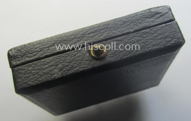 'Verwundeten-Abzeichen in Gold' being a clearly maker- (ie. '30'-) marked- and typical 'Buntmetall'-based (ie. 'flat-pinned'!) example that comes stored in its maker- (ie. 'Hauptmünzamt - Wien'-) marked etui as issued