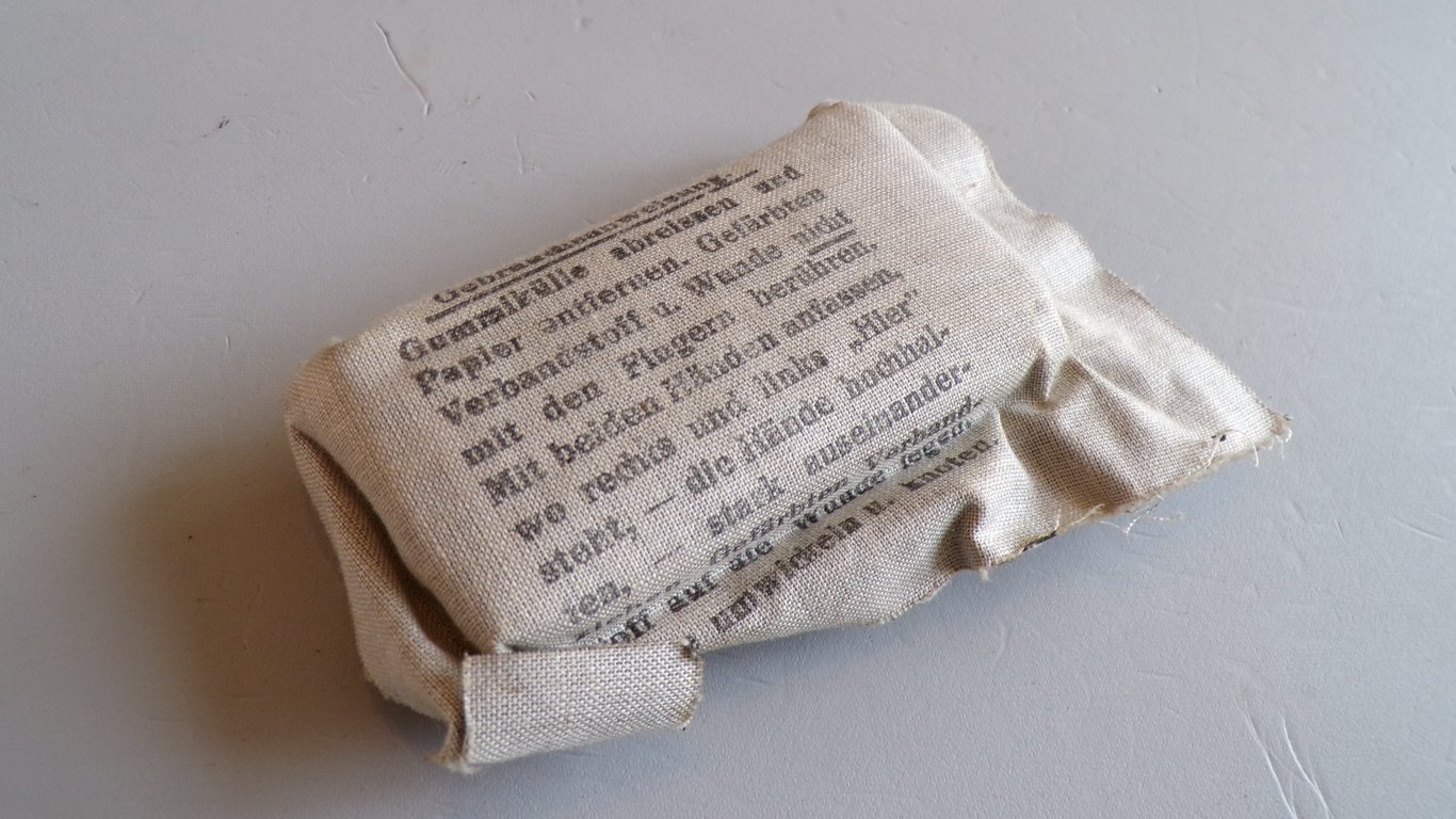 Verbandpäckchen (field dressing) 1943