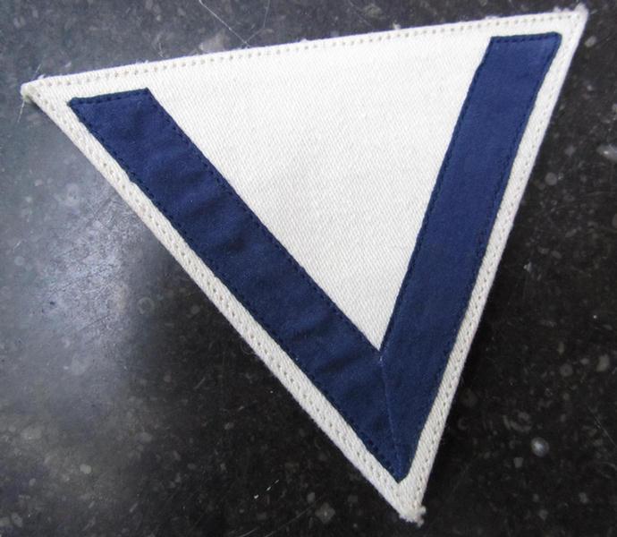 Nice example of a 'standard-type' WH (Kriegsmarine) 'Obermatrose' (or: 'Gefreiter'-) rank-chevron (or: 'Armwinkel') as intended for usage on the various white-coloured navy uniforms - overall very nice (ie. virtually mint-/unissued!) condition!