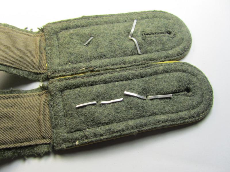 Attractive - and fully matching! - pair of WH (Heeres) 'M41 o. M43'-pattern, 'standard-issue'-type shoulderstraps as was intended for usage by an: 'Oberfeldwebel eines Nachrichten-Regiments o. Abteilungs'