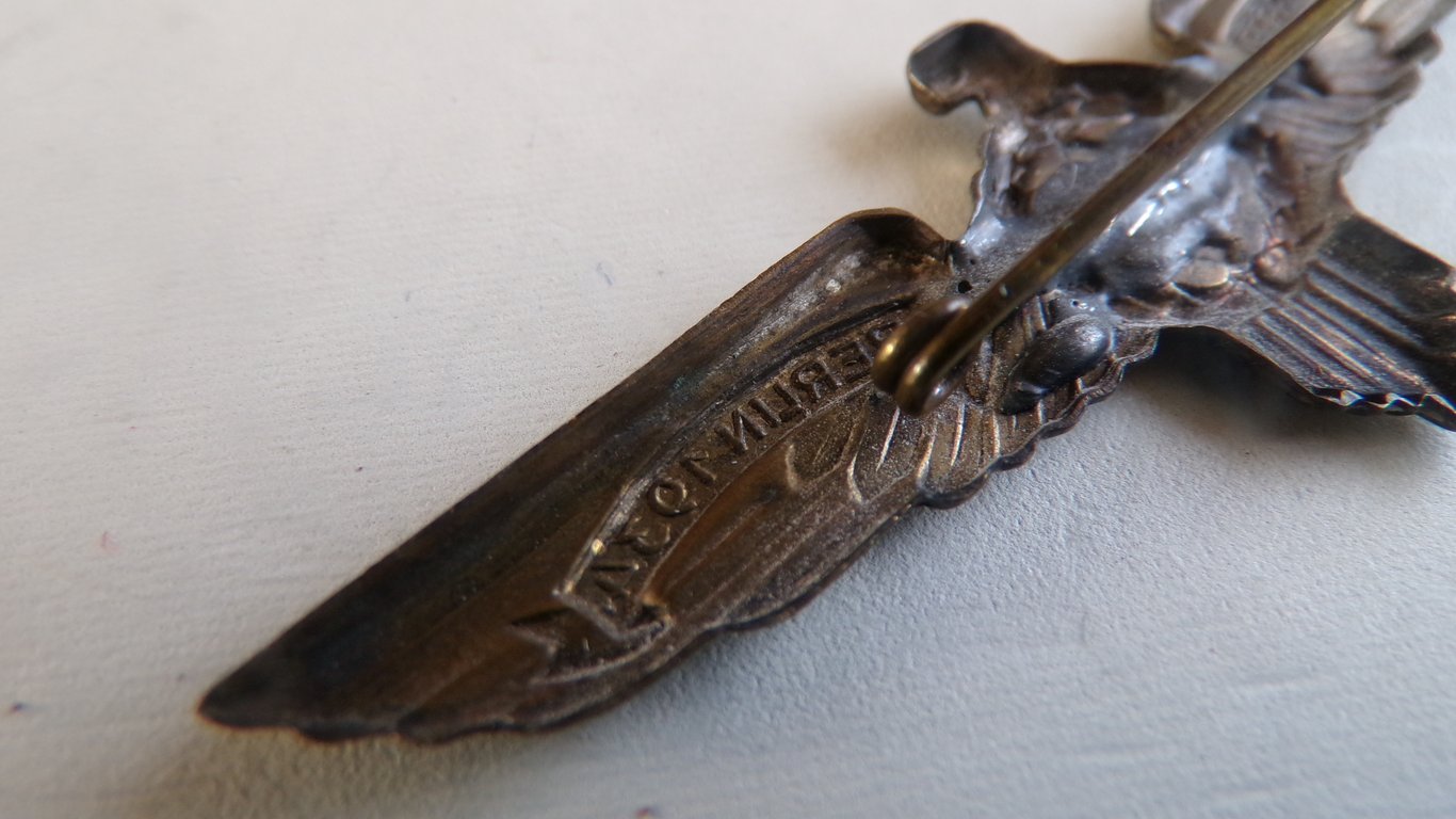 Rare 1934 Berlin Fliegertreffen Tinnie