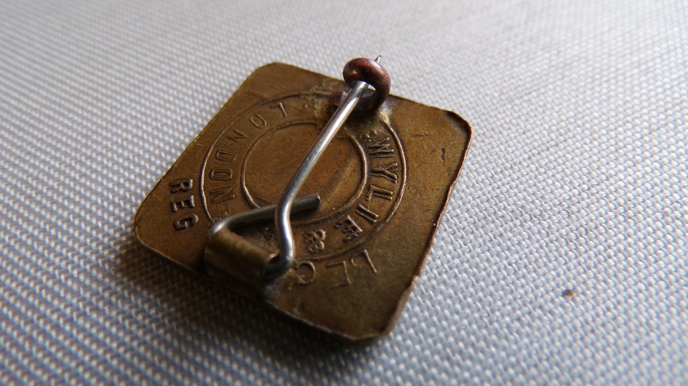 WWI British National War Savings Committee Badge