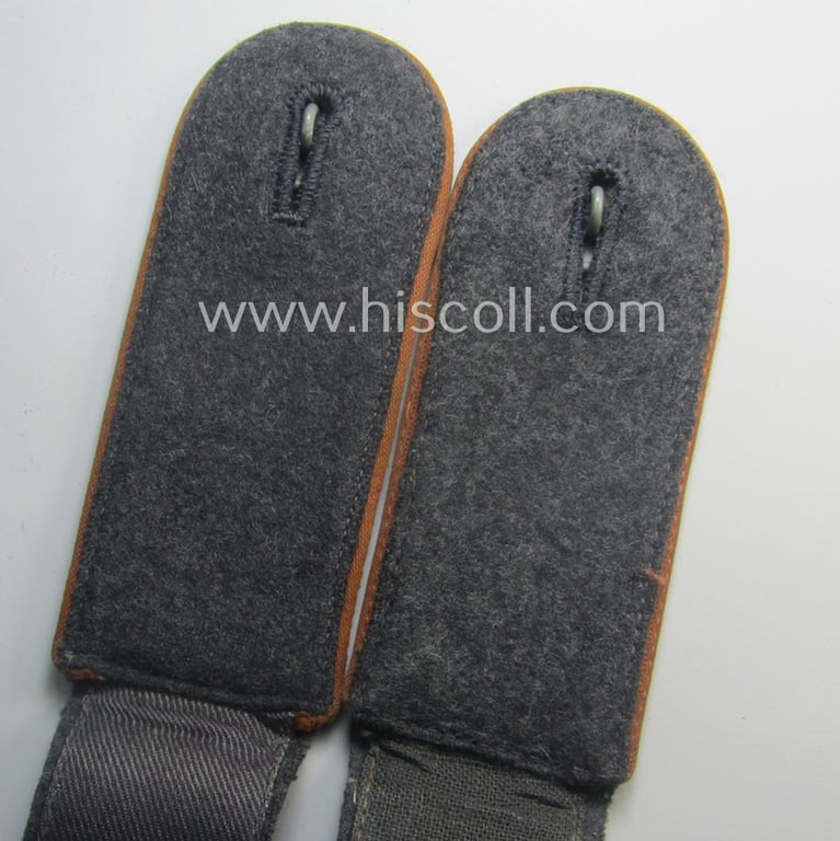 Pair of WH (Luftwaffe) EM-type shoulderstraps as piped in the light- ie. rust-brown- (ie. 'hell- o. kupferbrauner'-) coloured branchcolour: 'Soldat der LW-Nachrichten-Trpn.'