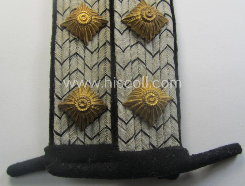 Pair of RAD (ie. 'Reichsarbeitsdienst') officers'-type shoulderboards (being of the 2nd pattern) that comes mounted onto its unsually seen: 'Auf der Steg'-mounting as was specifically intended for an: 'RAD-Oberstfeldmeister'