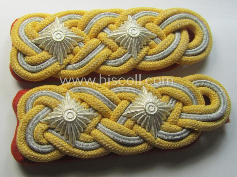 Pair of WH (Heeres) general-officers'-pattern shoulderboards: 'General der Infanterie' (etc.)