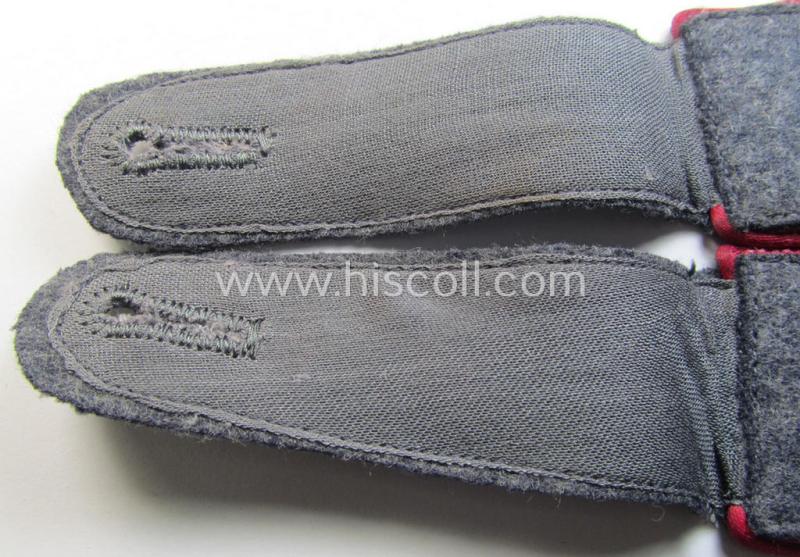 Superb - and fully matching! - pair of WH (Luftwaffe) mid- ie. (later-) war-period, EM-type shoulderstraps as piped in the 'Karmesin'-red-coloured branchcolour as was intended for a: 'Soldat der Veterinär-Truppen o. Generalsstab'