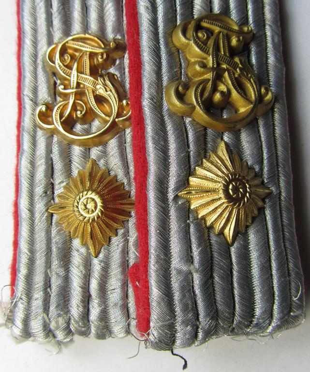 Fully matching - and truly rarely seen! - pair of neatly 'cyphered', WH (Luftwaffe) officers'-type shoulderboards as was intended for an: 'Oberleutnant der Flak-Artillerietruppen u. Mitglied einer Flak-Artillerieschule'