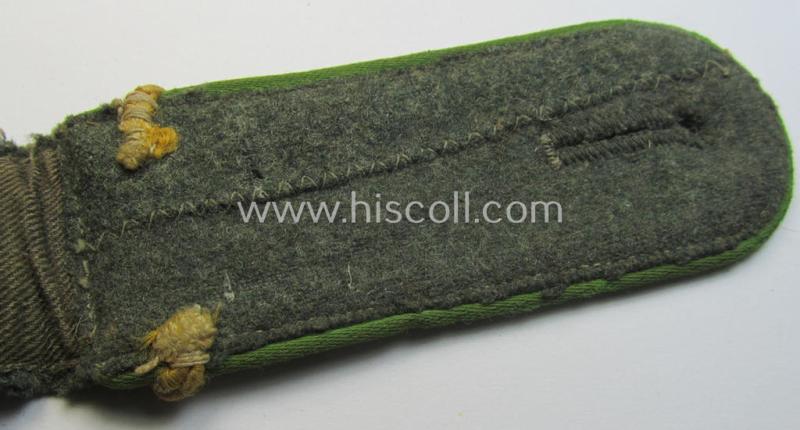 Single, WH (Heeres) early- (ie. mid-) war-period- (ie. 'M40- o. M43'-pattern) EM-type shoulderstrap: 'Soldat der Panzer-Grenadier-Trpn.' (that comes with a golden-yellow-toned regimental-indicator 'Lasche')