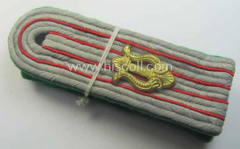 Pair of WH (Luftwaffe) 'cyphered', officers'-pattern shoulderboards as piped in the bright-green-coloured branchcolour as was intended for musicians- ie. band-leaders (or: 'Musikmeister im Offiziersrang')