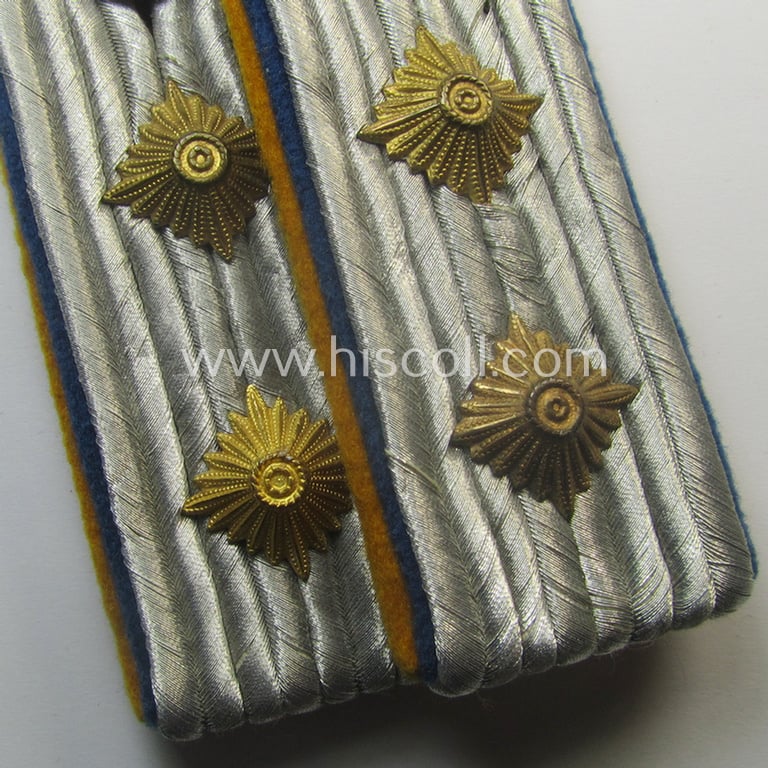 Superb - and fully matching! - pair of WH (Luftwaffe) 'dual-piped', officers'-type shoulderboards as was intended for usage by a: 'Hauptmann der Reserve eines Flieger- o. Fallschirmjäger-Rgts.'