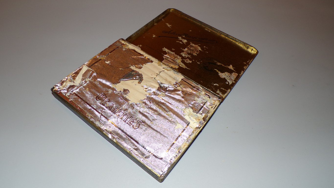 1940's Tin of Player's Navy Cut cigarettes