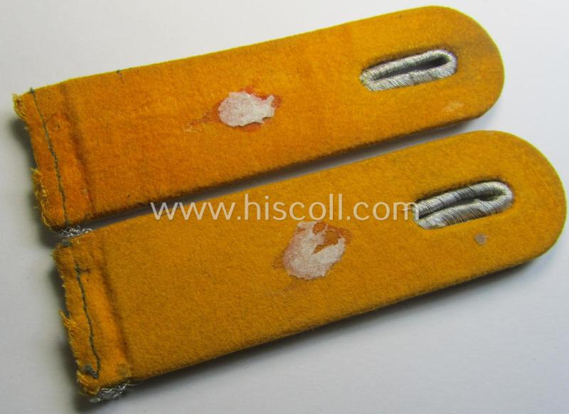 Attractive - and fully matching! - pair of WH (Luftwaffe) officers'-type shoulderboards as piped in the golden-yellow-coloured brancolour as was intended for usage by a: 'Leutnant der Flieger- o. Fallschirmjäger-Truppen'