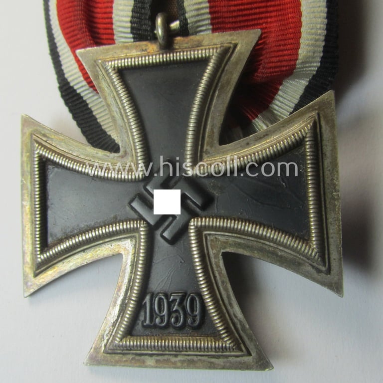 Attractive, Iron Cross 2nd class (or: 'Eisernes Kreuz 2. Klasse') being a nicely preserved example (of the 'standard-design' by a by me unidentified maker ie. 'Hersteller') and that comes period-mounted as a so-called: 'Einzelspange'