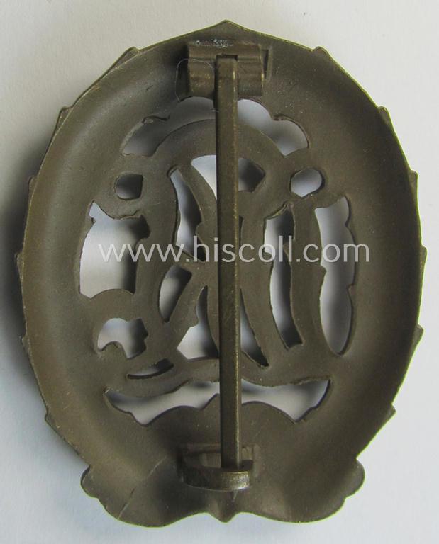 Attractive - and I deem just moderately worn- ie. used! - 'variant-pattern', 'Reichssportabzeichen DRL in Bronze' (or: DRL sports'-badge in bronze) being an unusually non-marked example that is void of any text on its back