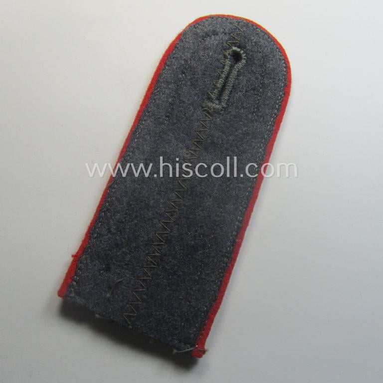 Single, WH (LW) 'cyphered', NCO-type shoulderstrap as piped in the bright-red-coloured branchcolour as intended for usage by an: 'Uffz.' who served within the: 'Flak-Artillerie-Abtgs. 1'