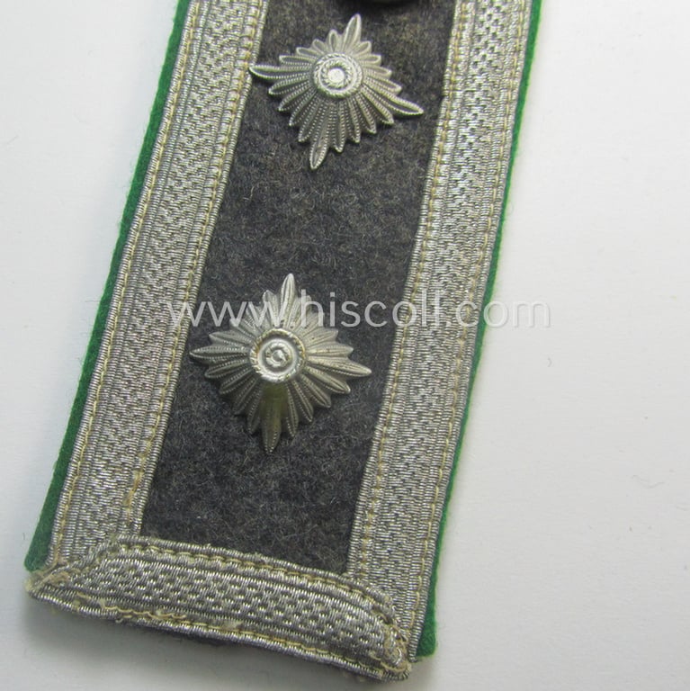 Single, WH (Luftwaffe) NCO-type shoulderstrap as piped in the typical green (ie. 'grüner'-) coloured branchcolour as was intended for an: 'Oberfeldwebel der Luftwaffe-Felddivisionen'
