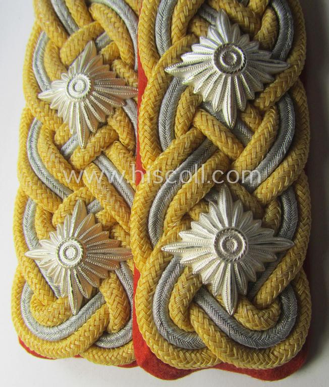 Pair of WH (Heeres) general-officers'-pattern shoulderboards: 'General der Infanterie' (etc.)