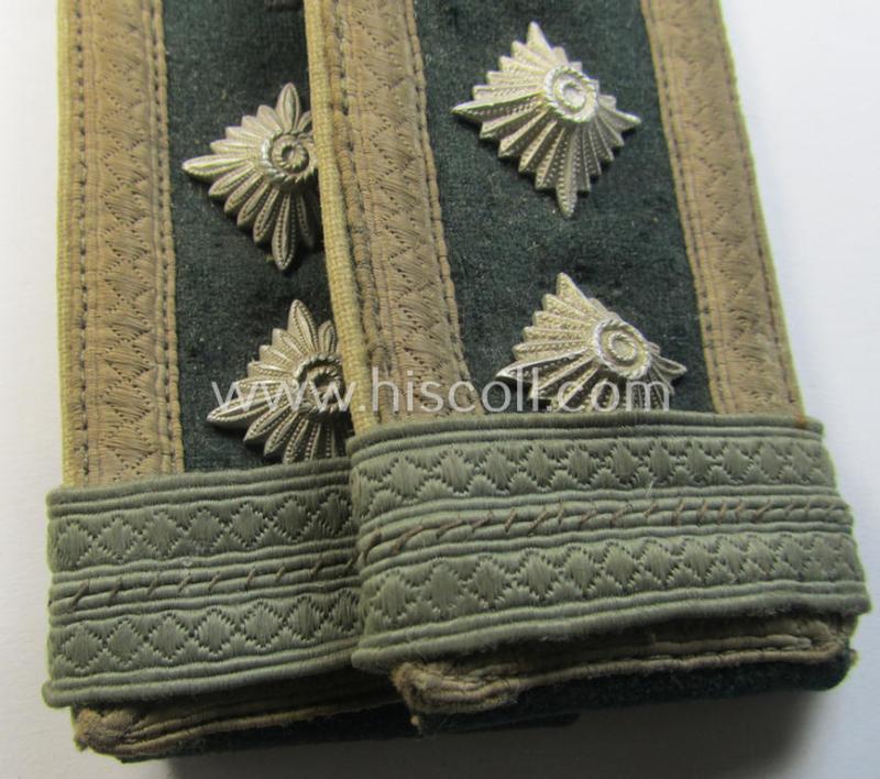 Superb - and fully matching! - pair of WH (Heeres) NCO-type (ie. 'M36-/M40'-pattern) shoulderstraps as piped in the white- (ie. 'weisser'-) coloured branchcolour as was intended for usage by an: 'Oberfeldwebel u. Offz.-Anwärter der Infanterie'